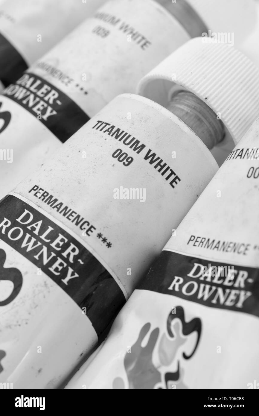 Daler-Rowney vernice acrilica solubile in acqua tubi pieni. Metafora per essere creativi, pittura, artistico. Conversione monocromatica di immagine per riflettere B&W. Foto Stock
