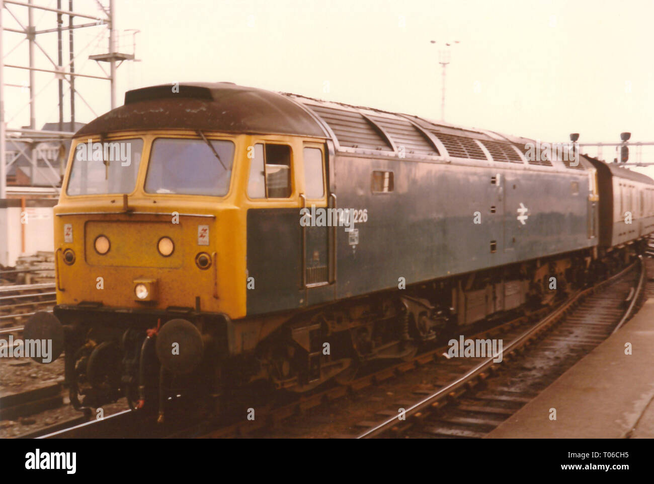 Classe 47 47226 arriva presso la Stazione Centrale di Newcastle occidentale della fine degli anni ottanta. Foto Stock
