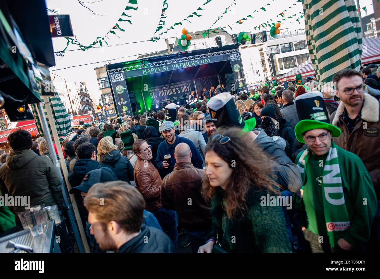 Le persone sono considerate aventi fun durante la celebrazione. La festa di San Patrizio è stato celebrato per la nona volta nella città olandese di l'Aia. Questa è la più grande celebrazione della festa di San Patrizio in Olanda. Ogni anno il giorno di San Patrizio è celebrato da oltre 75 milioni di persone in tutto il mondo. Un giorno per celebrare la cultura Irlandese. Questa celebrazione è ogni anno organizzata dalla Irish Club Olanda e diversi Irish pub. Foto Stock