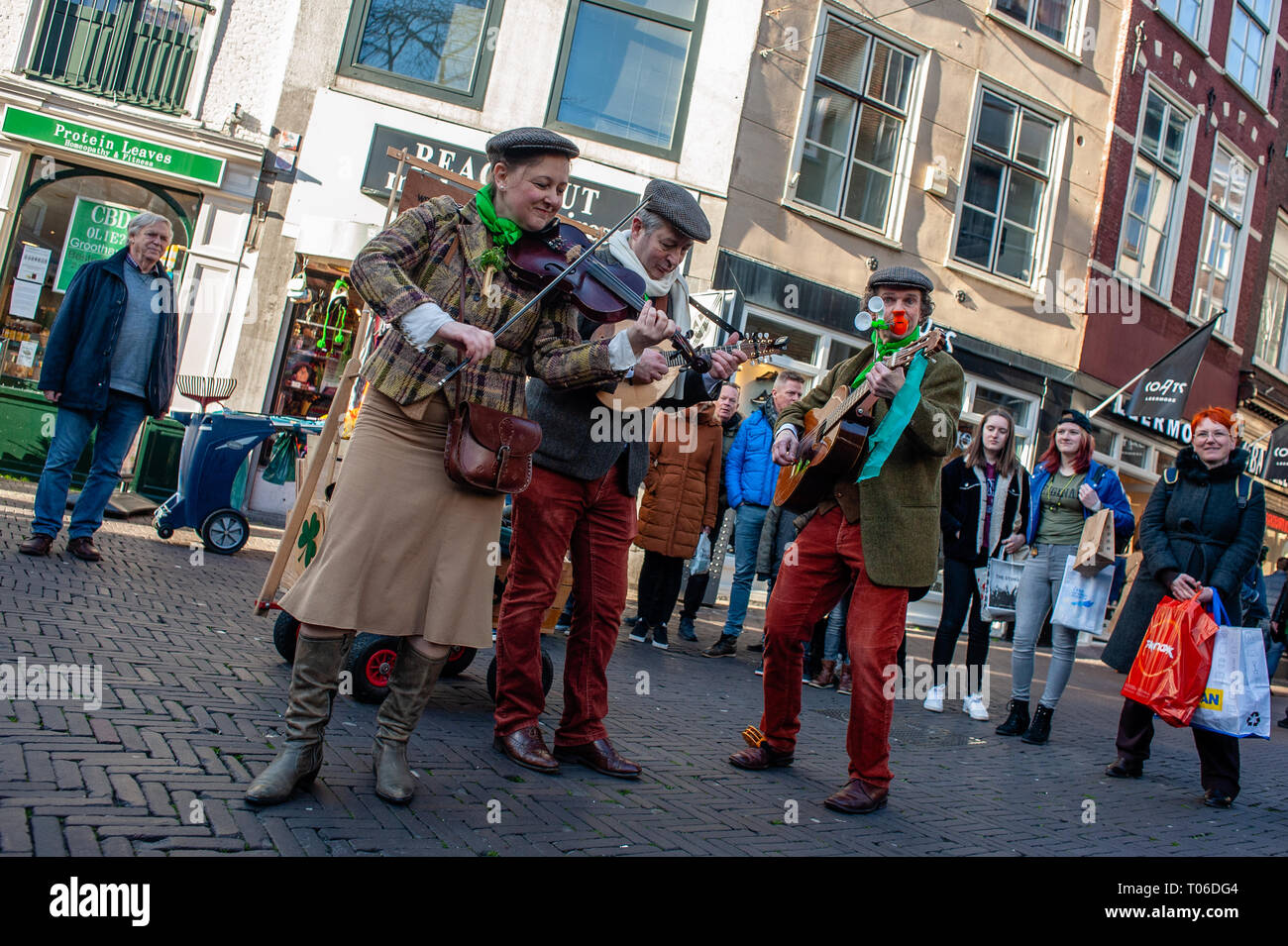 Musicisti irlandesi sono visti suonare la musica irlandese durante la celebrazione. La festa di San Patrizio è stato celebrato per la nona volta nella città olandese di l'Aia. Questa è la più grande celebrazione della festa di San Patrizio in Olanda. Ogni anno il giorno di San Patrizio è celebrato da oltre 75 milioni di persone in tutto il mondo. Un giorno per celebrare la cultura Irlandese. Questa celebrazione è ogni anno organizzata dalla Irish Club Olanda e diversi Irish pub. Foto Stock