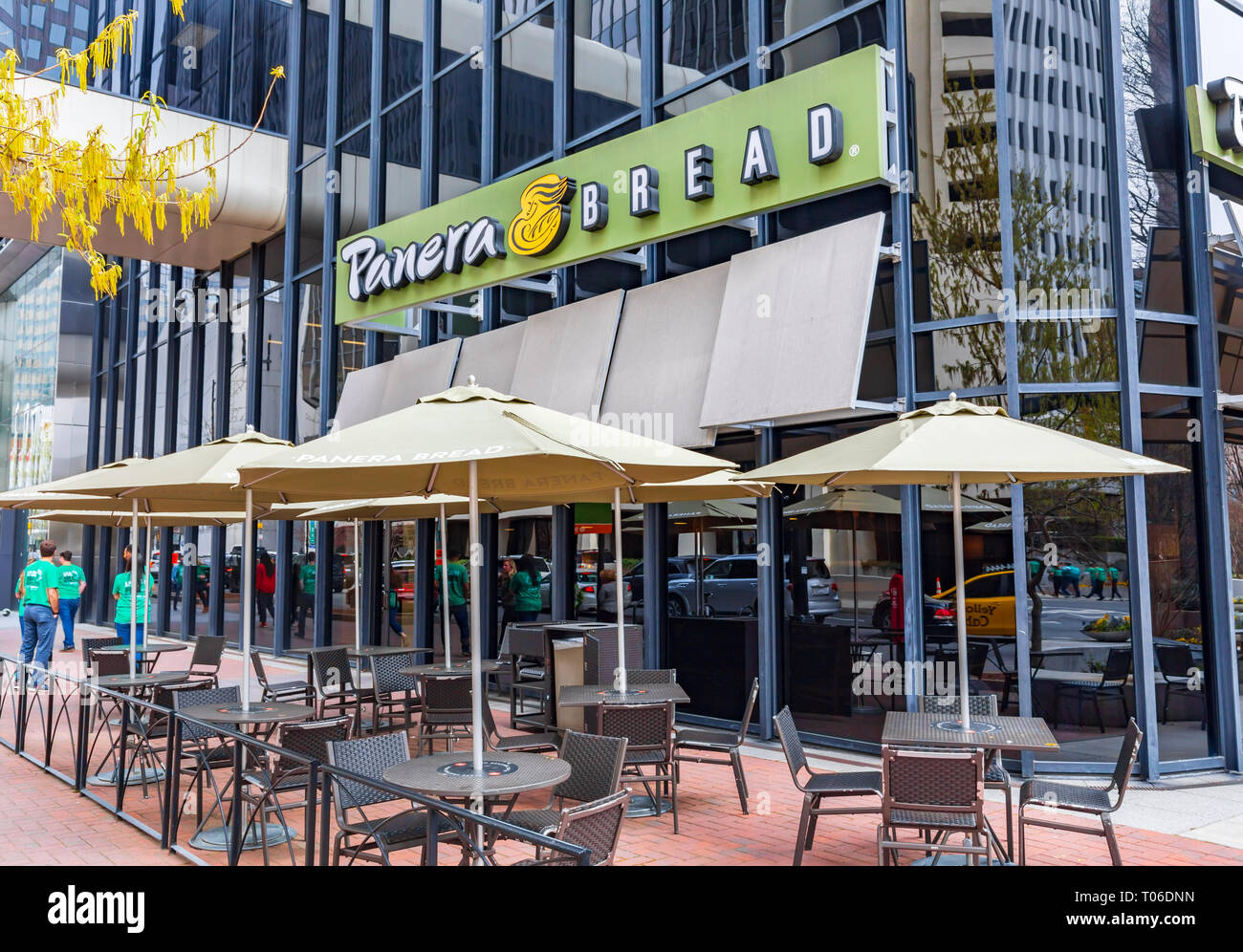 CHARLOTTE, NC, Stati Uniti d'America-3/16/19: un Panera Bread ristorante Uptown Charlotte, con posti a sedere sul marciapiede. Foto Stock