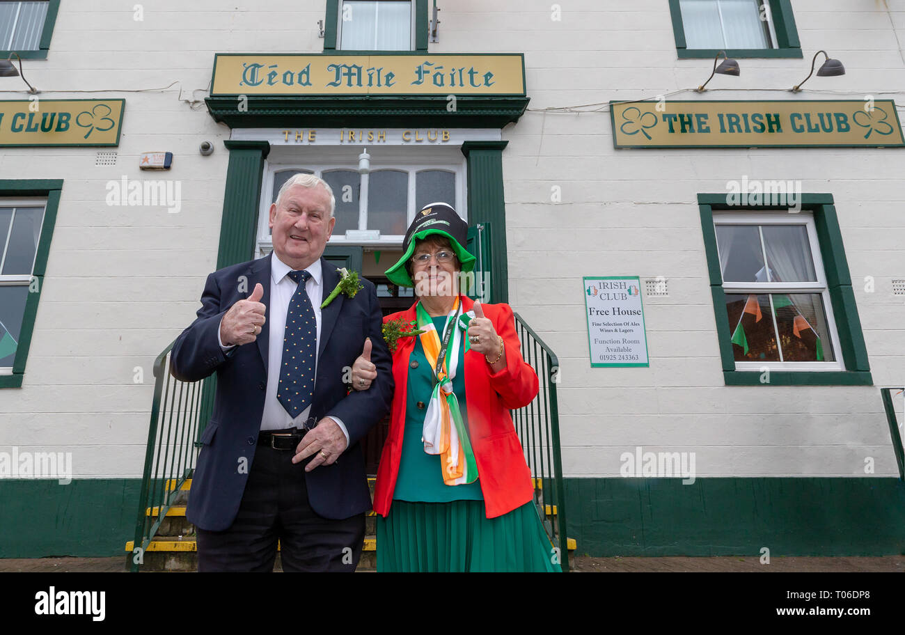 L annuale il giorno di San Patrizio Parade ha avuto luogo a partire dalle 10.30 di mattina dalla Irish Club in Orford Lane per 'il fiume della vita' in Bridge St Foto Stock