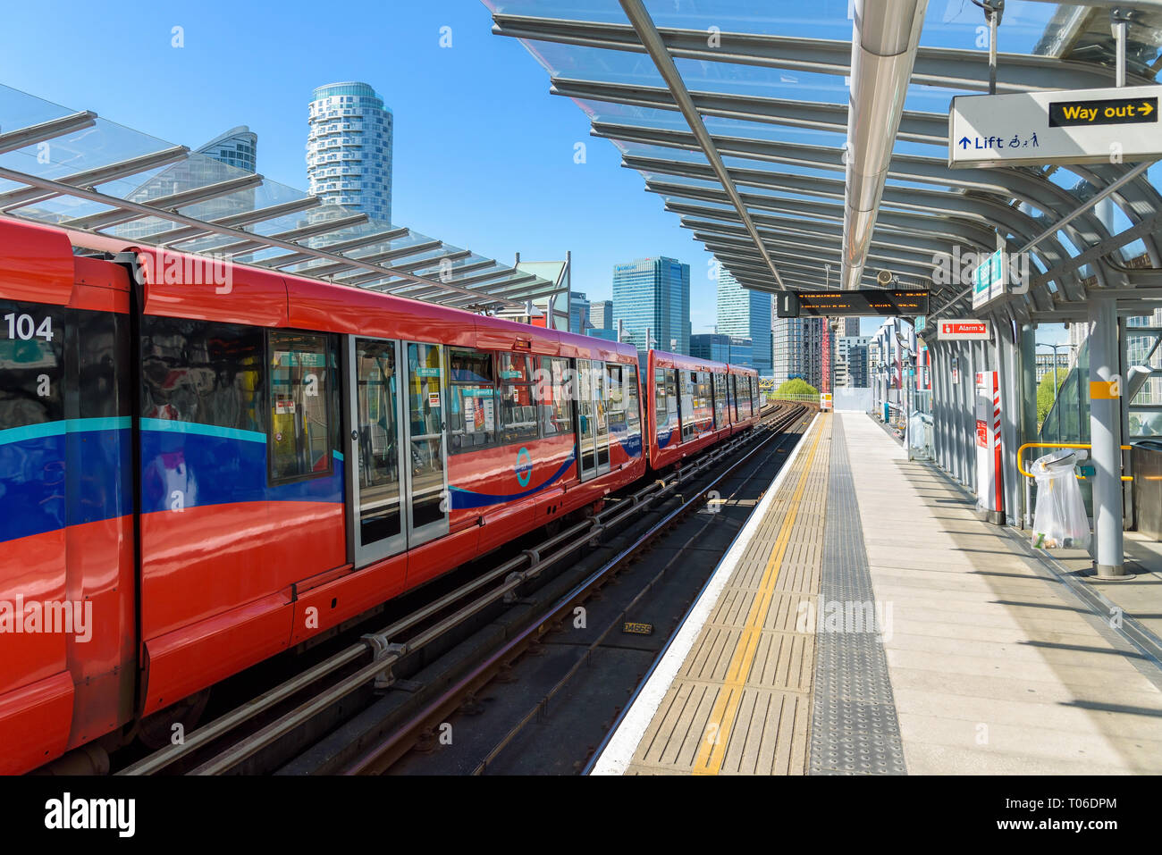 London, Regno Unito - 1 Maggio 2018: treni DLR sull'EAS India stazione. La Docklands Light Railway è un sistema automatizzato di metropolitana leggera di sistema operante in Lond orientale Foto Stock