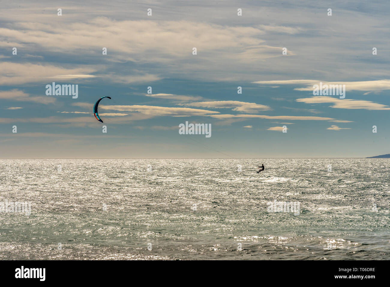 Kite surfer in azione sulla riviera francese a saint raphael, Francia Foto Stock