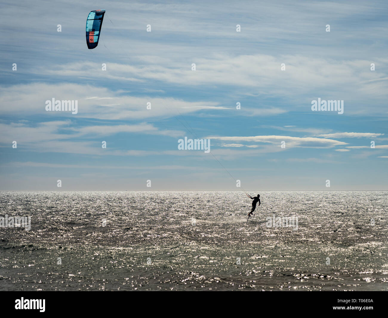 Kite surfer in azione sulla riviera francese a saint raphael, Francia Foto Stock
