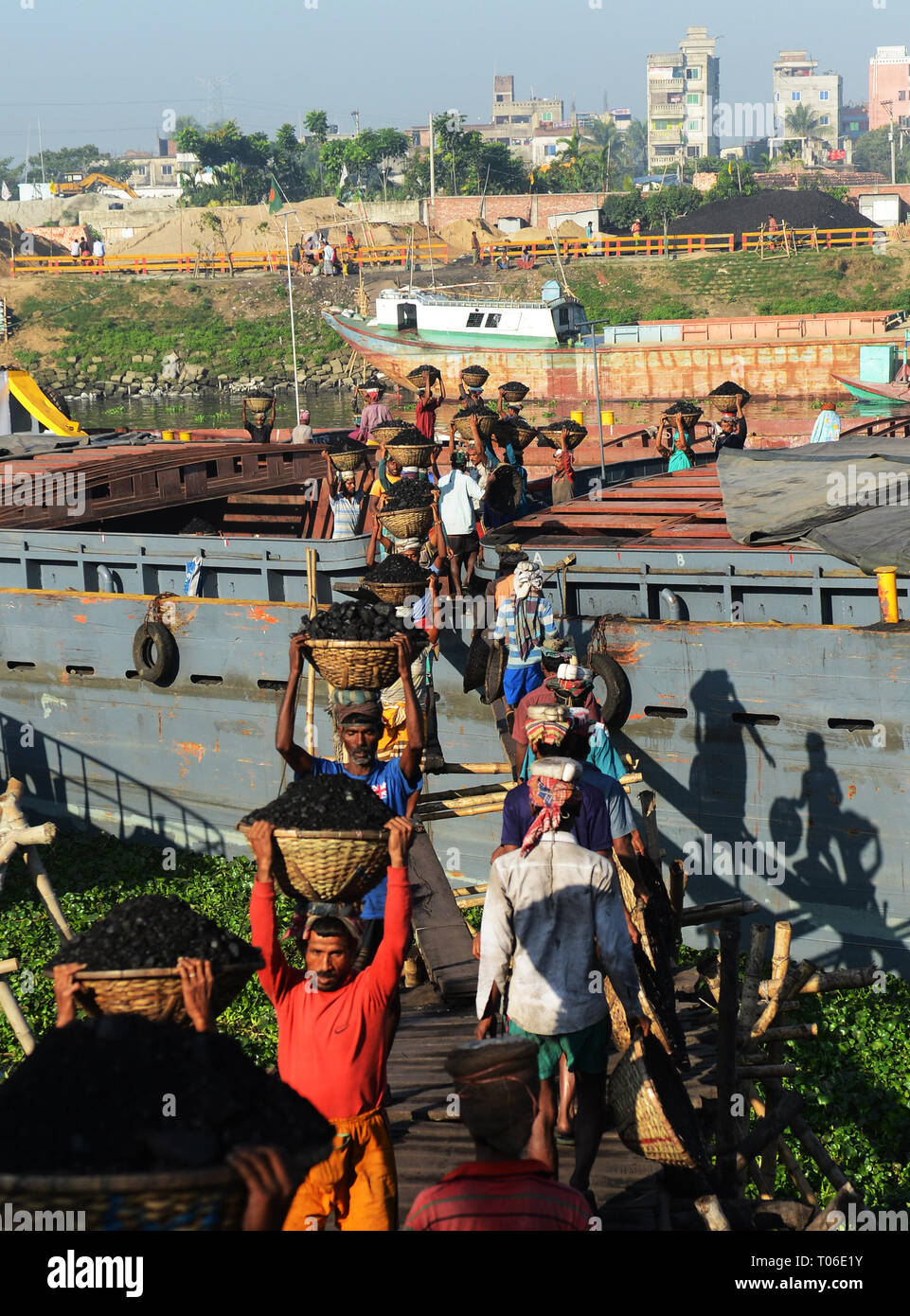 Il lavoro del Bangladesh che trasportano carbone sulle loro teste dalle navi ai camion. Foto Stock