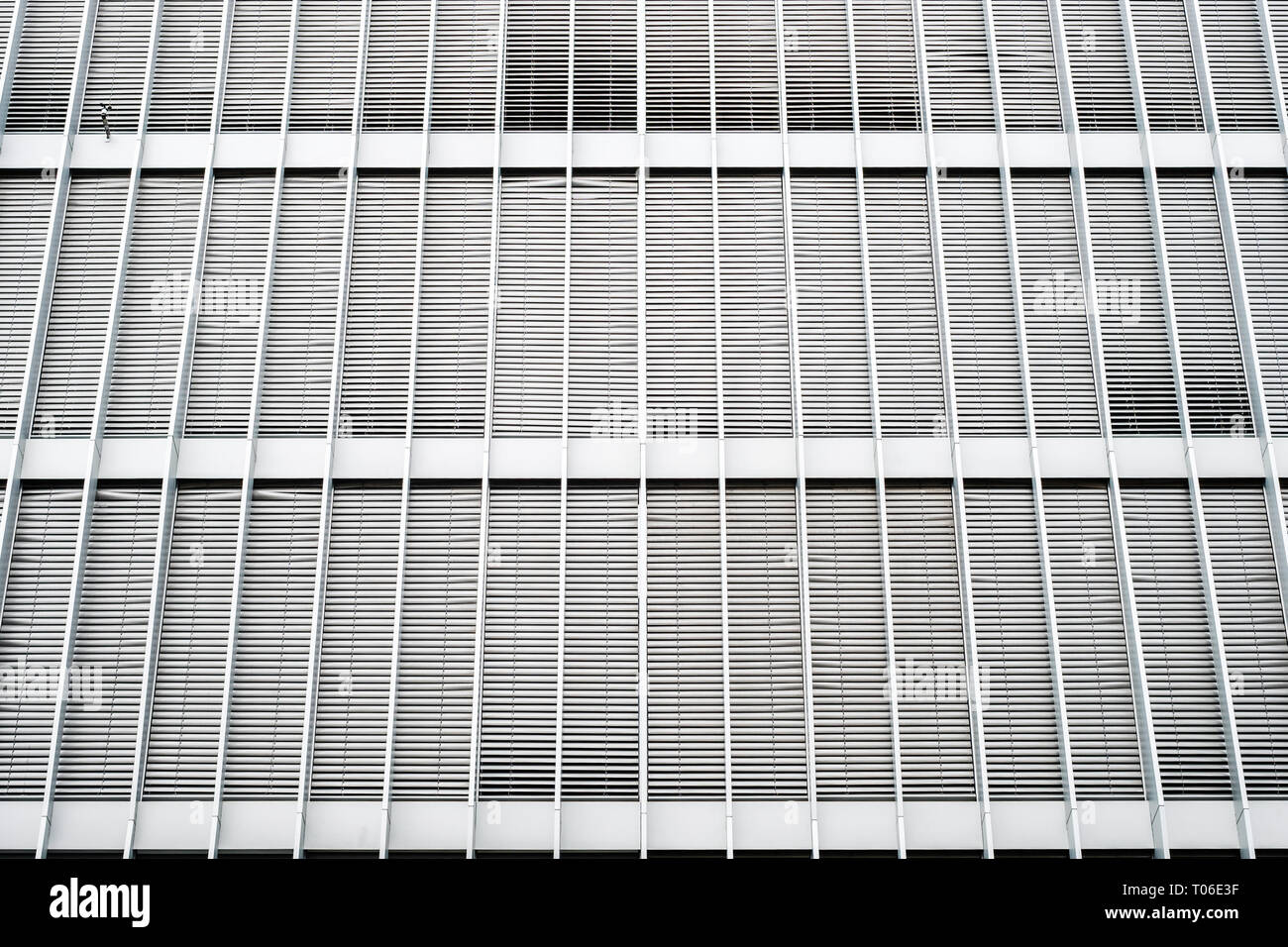 Chiuso tende da sole su office facciata di edificio - Tapparelle su esterno dell'edificio immobiliare di sfondo Foto Stock