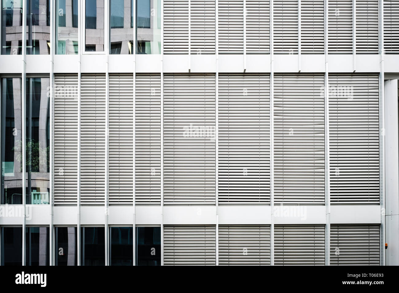 Chiuso tende da sole su office facciata di edificio - real estate sfondo Foto Stock