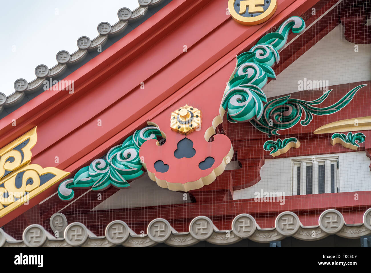 Gegyo (Gable ciondolo )e noleggio (Bargeboard decorazione) Senso-ji il Tempio Kannon Hall principale (Honden), dedicato a Guanyin, buddista della Dea della Misericordia. Loc Foto Stock