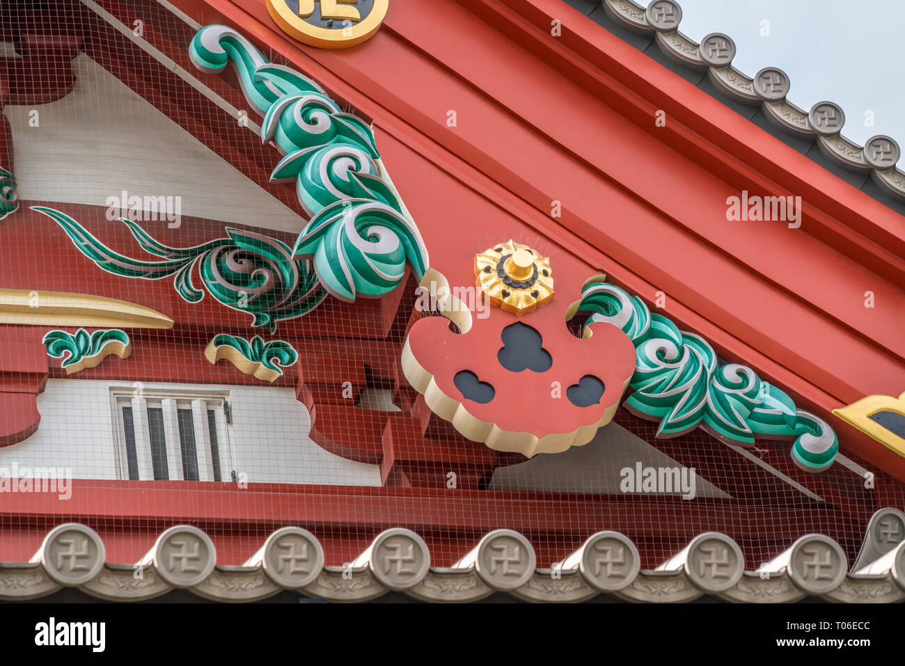 Gegyo (Gable ciondolo )e noleggio (Bargeboard decorazione) Senso-ji il Tempio Kannon Hall principale (Honden), dedicato a Guanyin, buddista della Dea della Misericordia. Loc Foto Stock