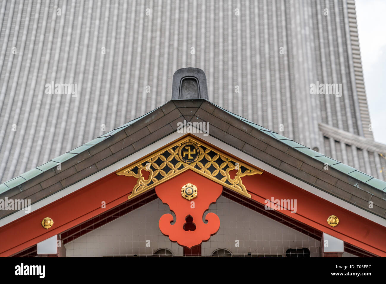 Gegyo 懸魚 (Gable ciondolo), Crooked cross e Kazarikanagu 飾金具 (ornamenti di metallo) colmo del tetto deatil in Senso-ji tempple. Situato nel Tempio di Asakusa, Tokyo, Giappone Foto Stock