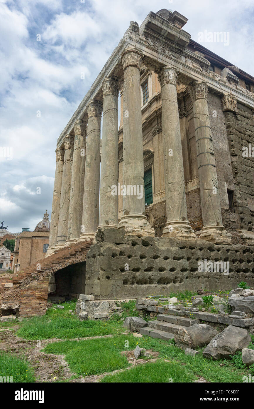 Tempio di Antonino e Faustina nel Foro Romano. Foto Stock