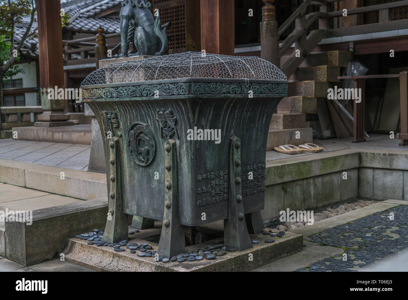 Taito-ku, Tokyo - Luglio 27, 2017: Haiden (sala culto) di Gojoten jinja santuario. Situato nel Parco di Ueno è dedicato lo studioso Sugawara no Michizaneto Foto Stock