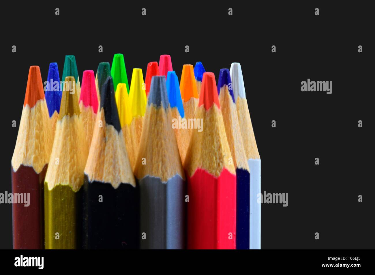Primo piano di una matita rossa e di una matita blu Foto stock - Alamy