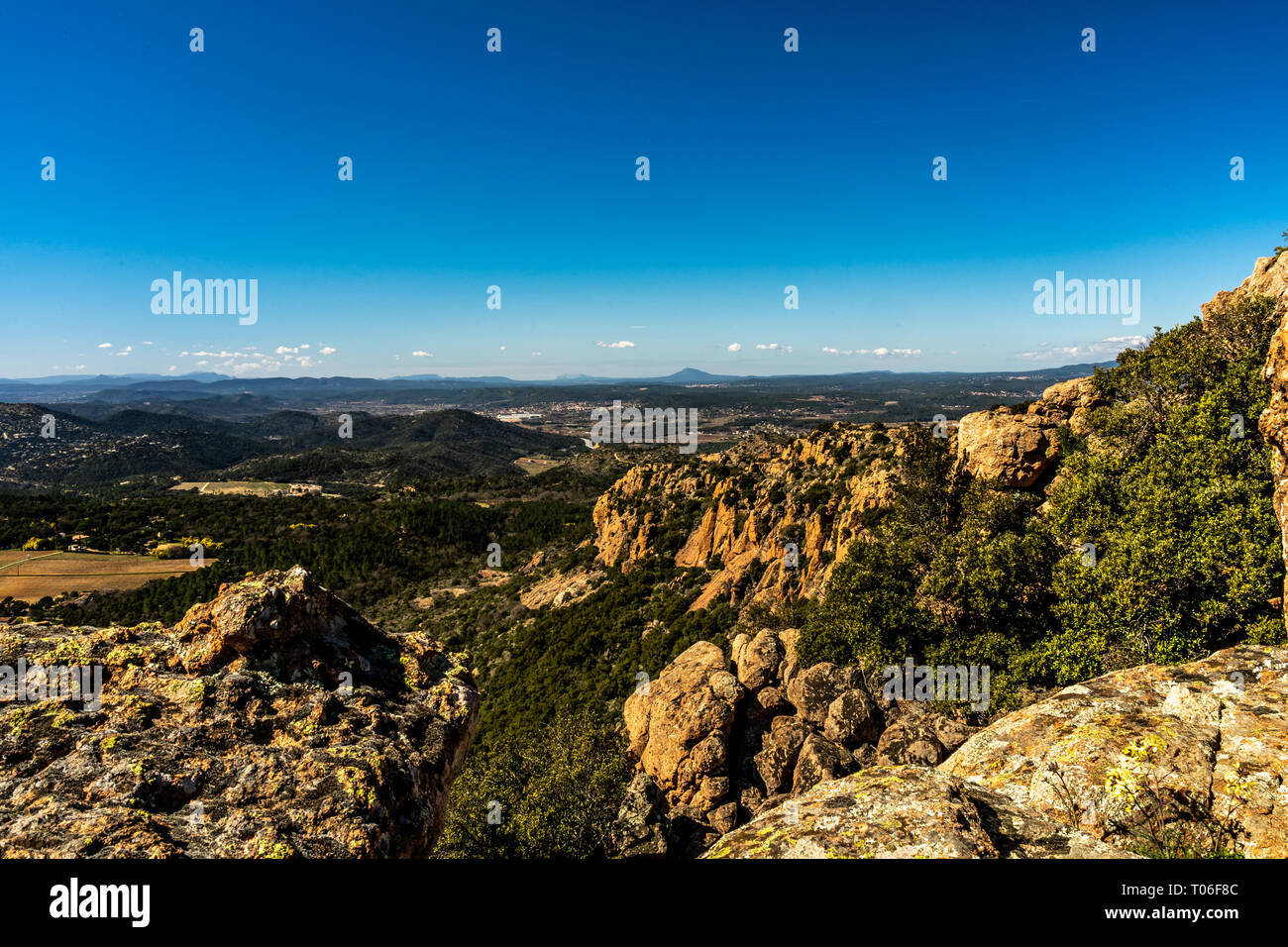 Vista panoramica sul sentiero di rocce rosse di Roquebrune sur Argens, Francia Foto Stock