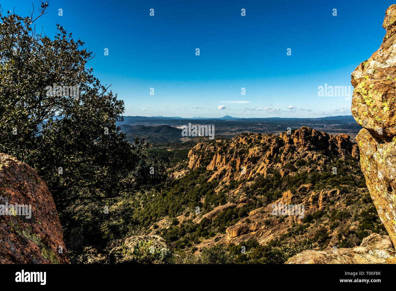 Vista panoramica sul sentiero di rocce rosse di Roquebrune sur Argens, Francia Foto Stock