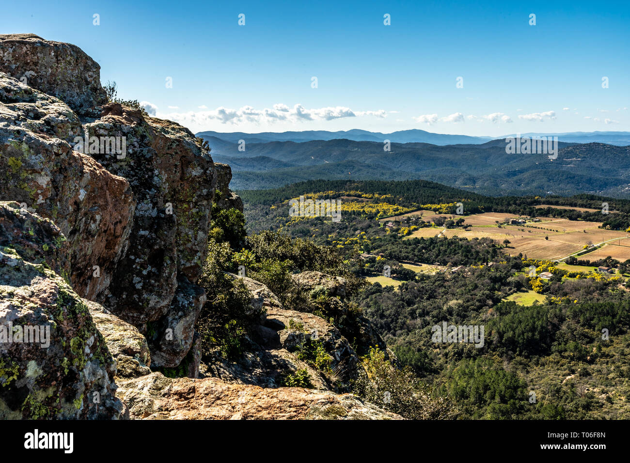 Vista panoramica sul sentiero di rocce rosse di Roquebrune sur Argens, Francia Foto Stock