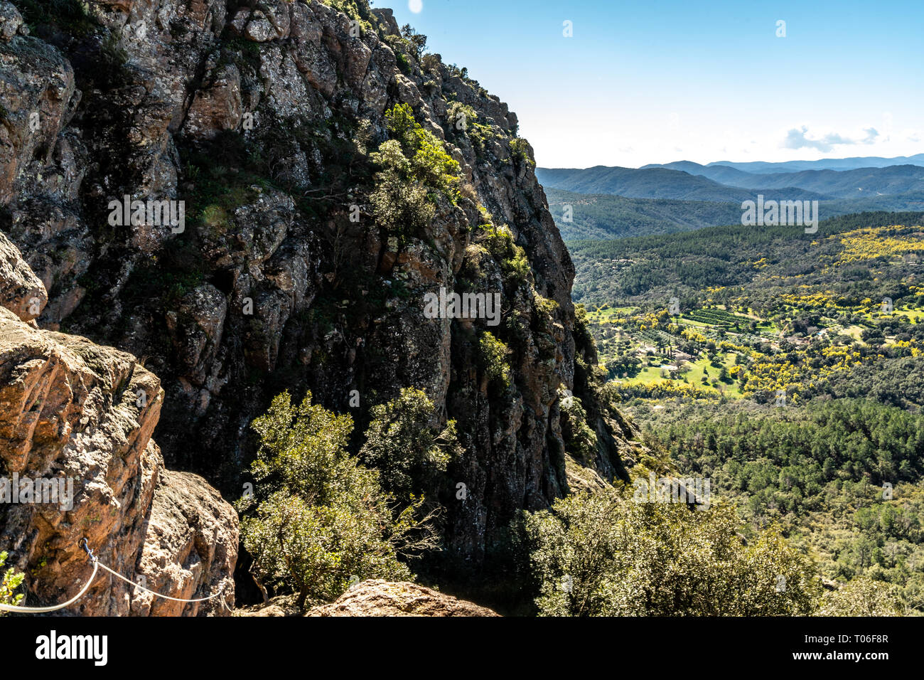 Vista panoramica sul sentiero di rocce rosse di Roquebrune sur Argens, Francia Foto Stock