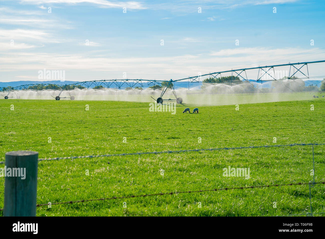 Grande mobile sprinkler irrigazione sistema di distribuzione di acqua per terreni agricoli gestione pascolo di Central Otago Nuova Zelanda Foto Stock