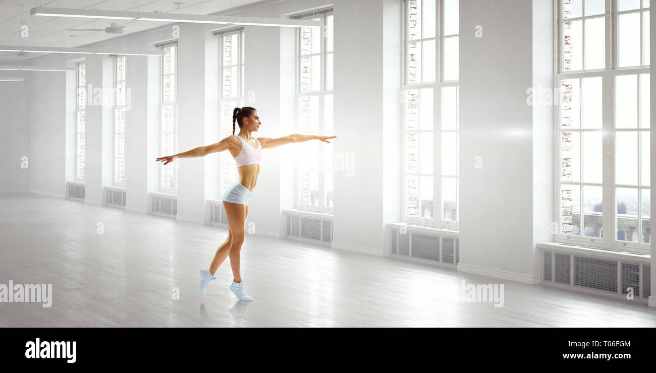 Donna fare stretching. I supporti misti Foto Stock