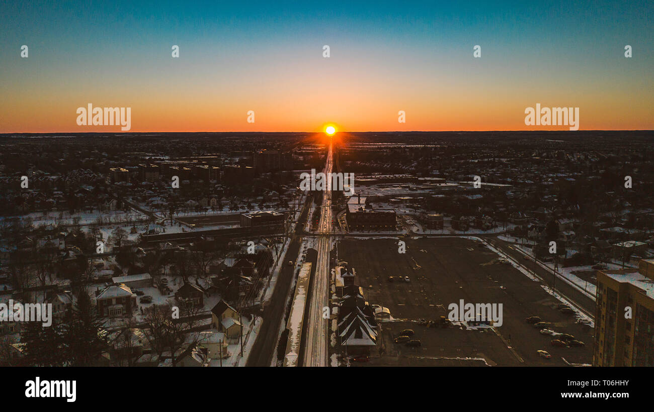 Catturare il tramonto da nuove altezze.. drone tempo Foto Stock