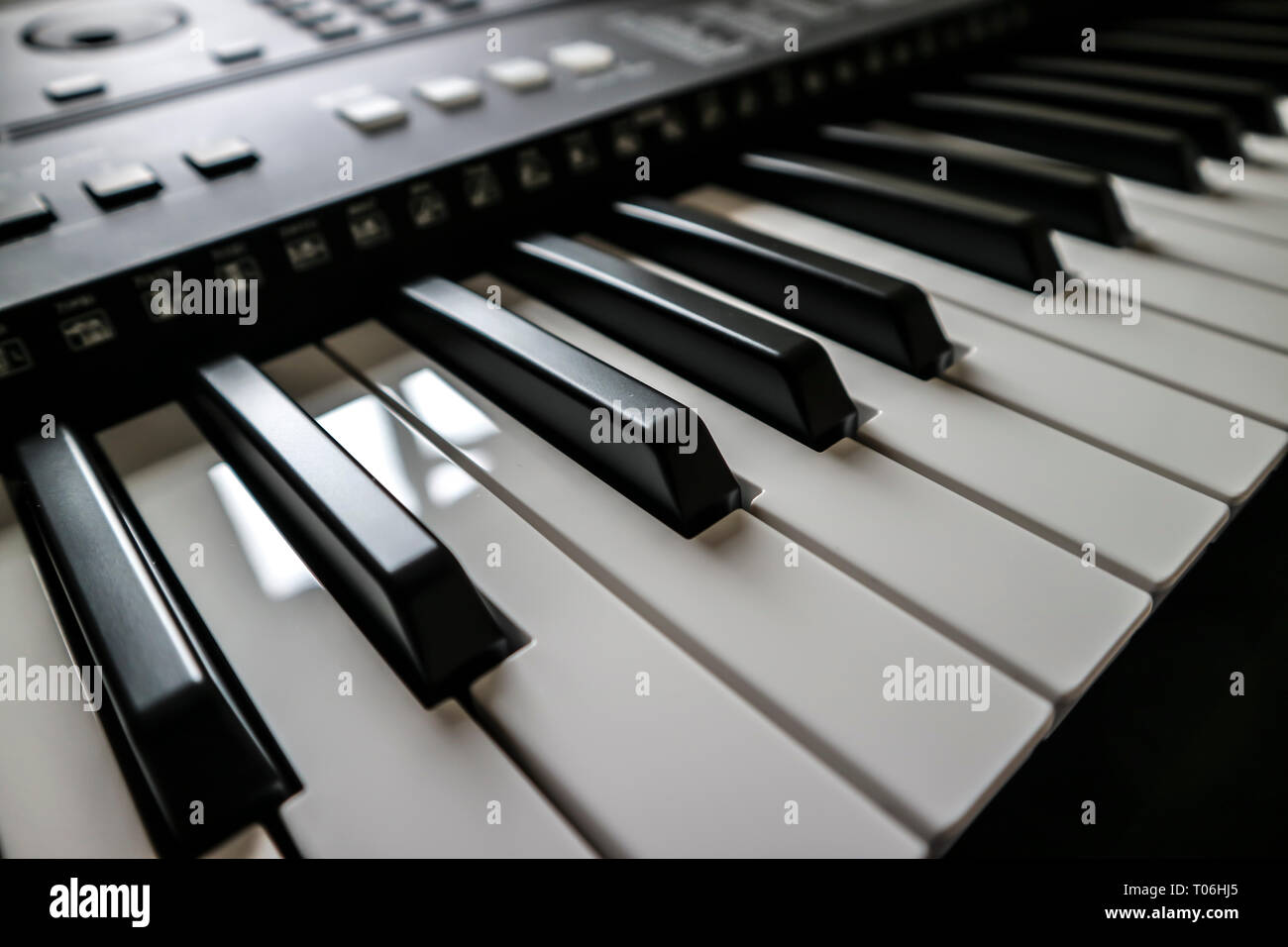Chiudere obliqua della tastiera di pianoforte su moderno strumento musicale Foto Stock