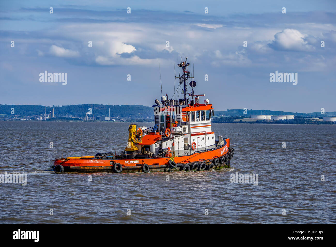 Rimorchiatore MTS Indus passando Eastham traghetto sul fiume Mersey voce per Eastham si blocca Foto Stock