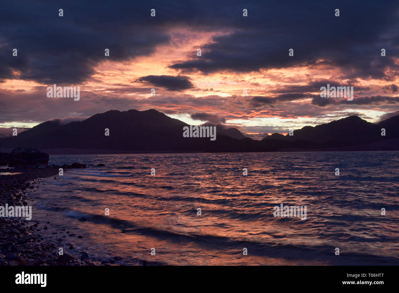 Magnifico tramonto sul fiordo Puyuhuapi nel suono Ventisquero, Patagonia, Aysen, Cile Foto Stock