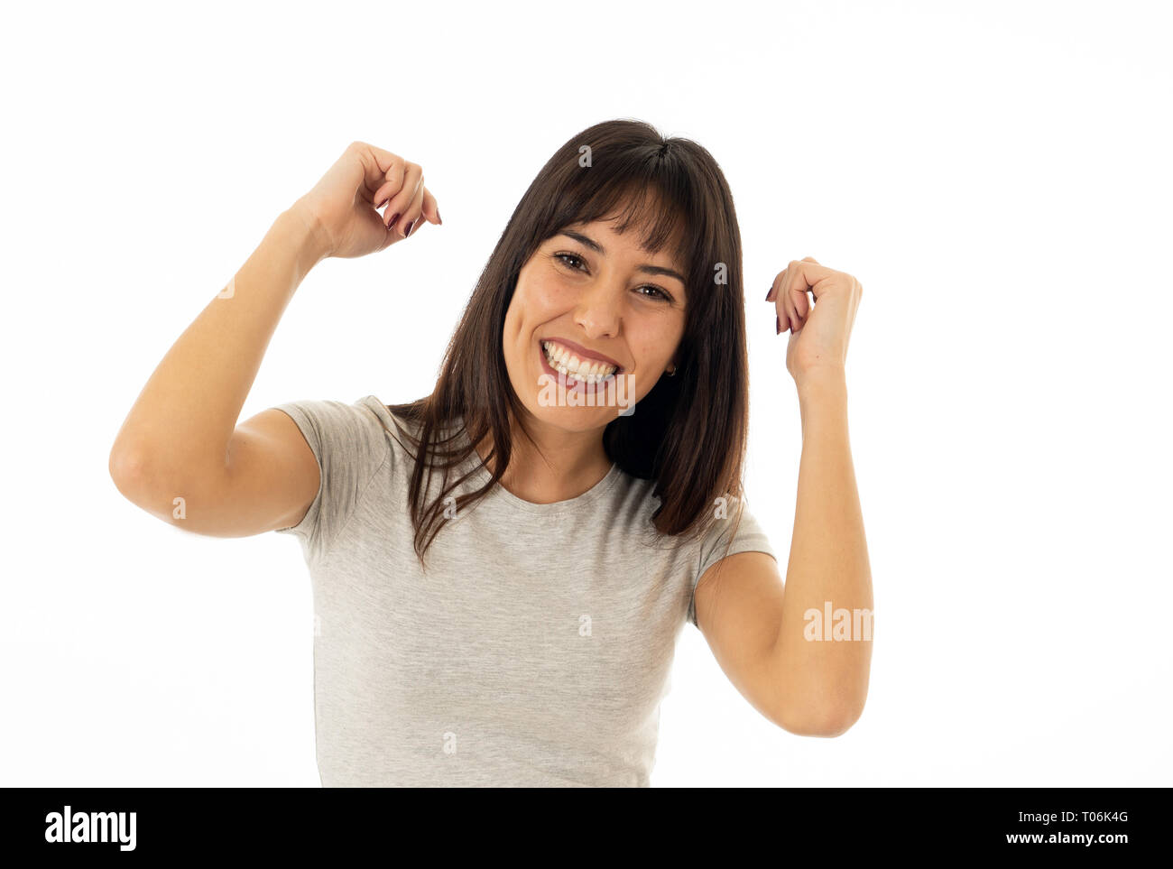 Ritratto di attraente giovane donna caucasica con la faccia felice e bel sorriso in espressione gioiosa. Isolato su sfondo bianco. In Persone, posizione impermeabili Foto Stock