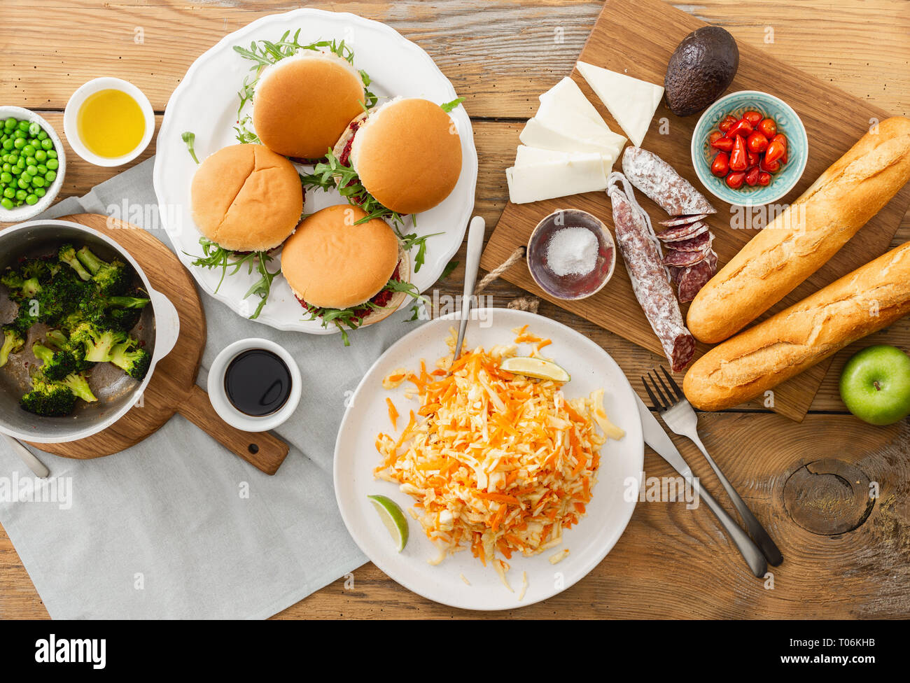 Angolo di Alta Vista del Summer Party food concept. Hamburger Vegetariano con cibi diversi. Cibo vegetariano non è solo. Varie il cibo sulla tavola laici piatta Foto Stock