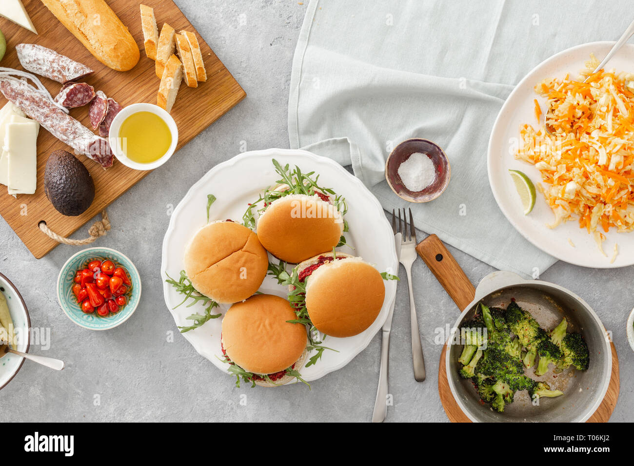 Angolo di Alta Vista del Summer Party food concept. Hamburger Vegetariano con cibi diversi. Cibo vegetariano non è solo. Varie il cibo sulla tavola laici piatta Foto Stock