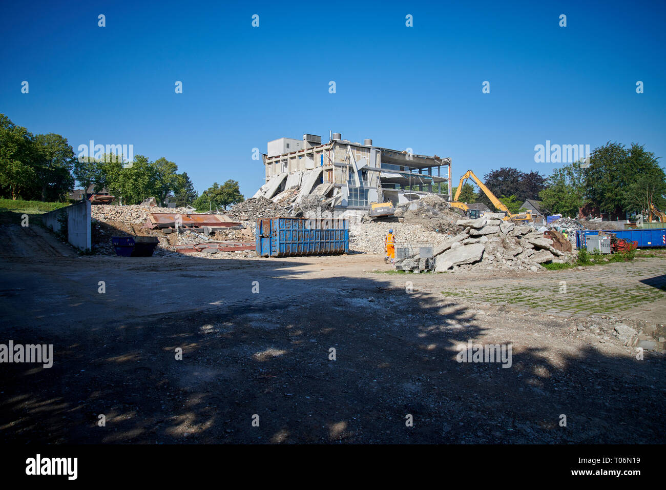 Ein ehemaliges Buerogebaede in Muelheim / Ruhr wird mit schwerem Geraet abgerissen. Der hintere Teil des Gebaedes ist von Sir Normen Foster geplant ge Foto Stock