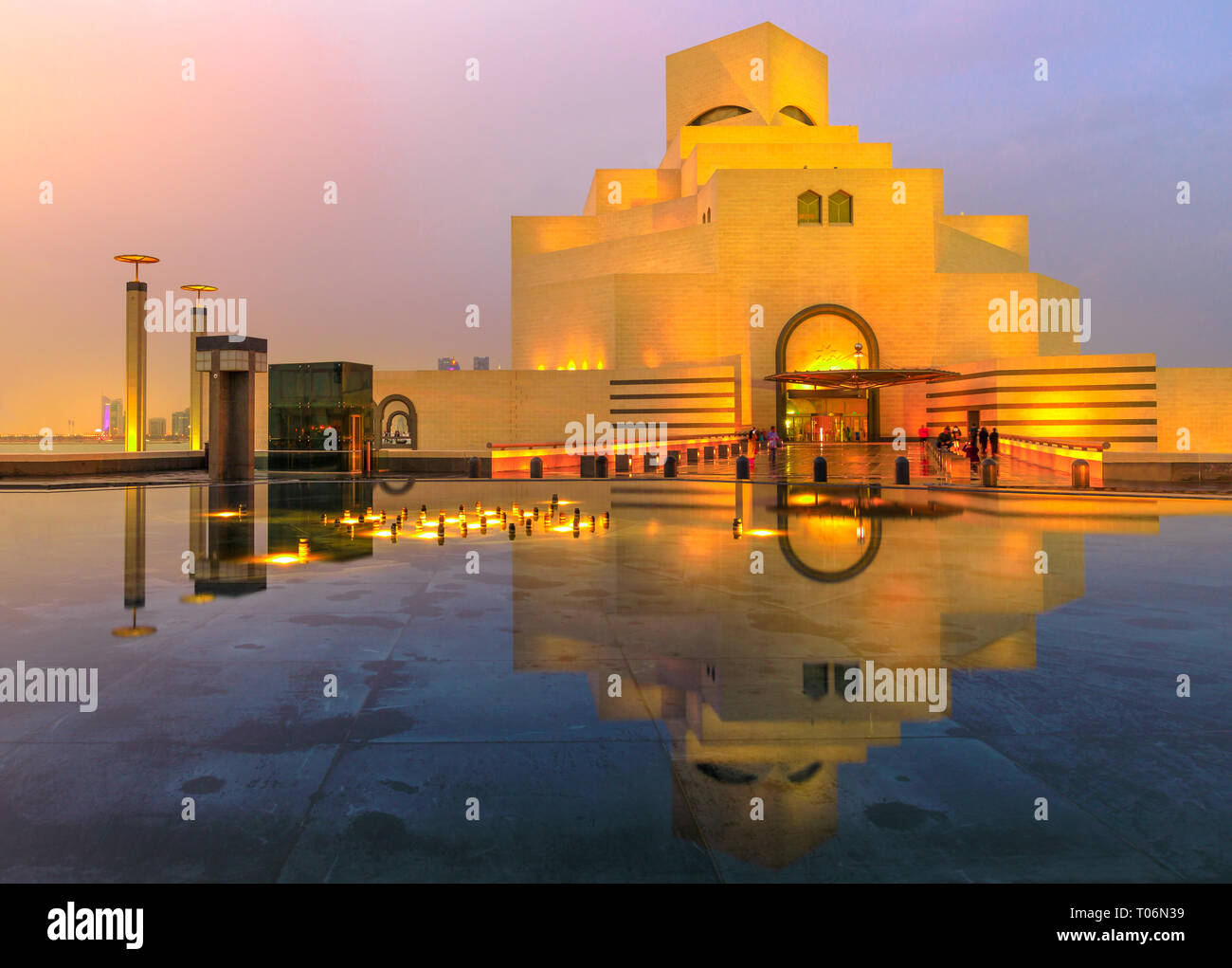 Doha, Qatar - 16 Febbraio 2019: il Museo di Arte Islamica, popolare attrazione turistica, lungo la Corniche riflettendo sulla fontana acqua a cielo al crepuscolo Foto Stock