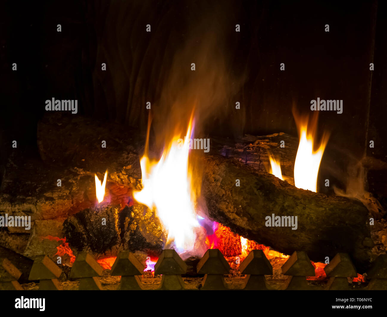 Bruciano carboni e alimentarsi in forno con fiamma arancione Foto Stock