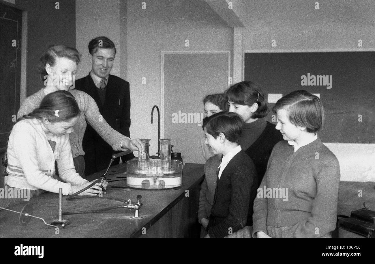 Degli anni Cinquanta, scuola lezione di scienze, Inghilterra, Regno Unito. Foto Stock