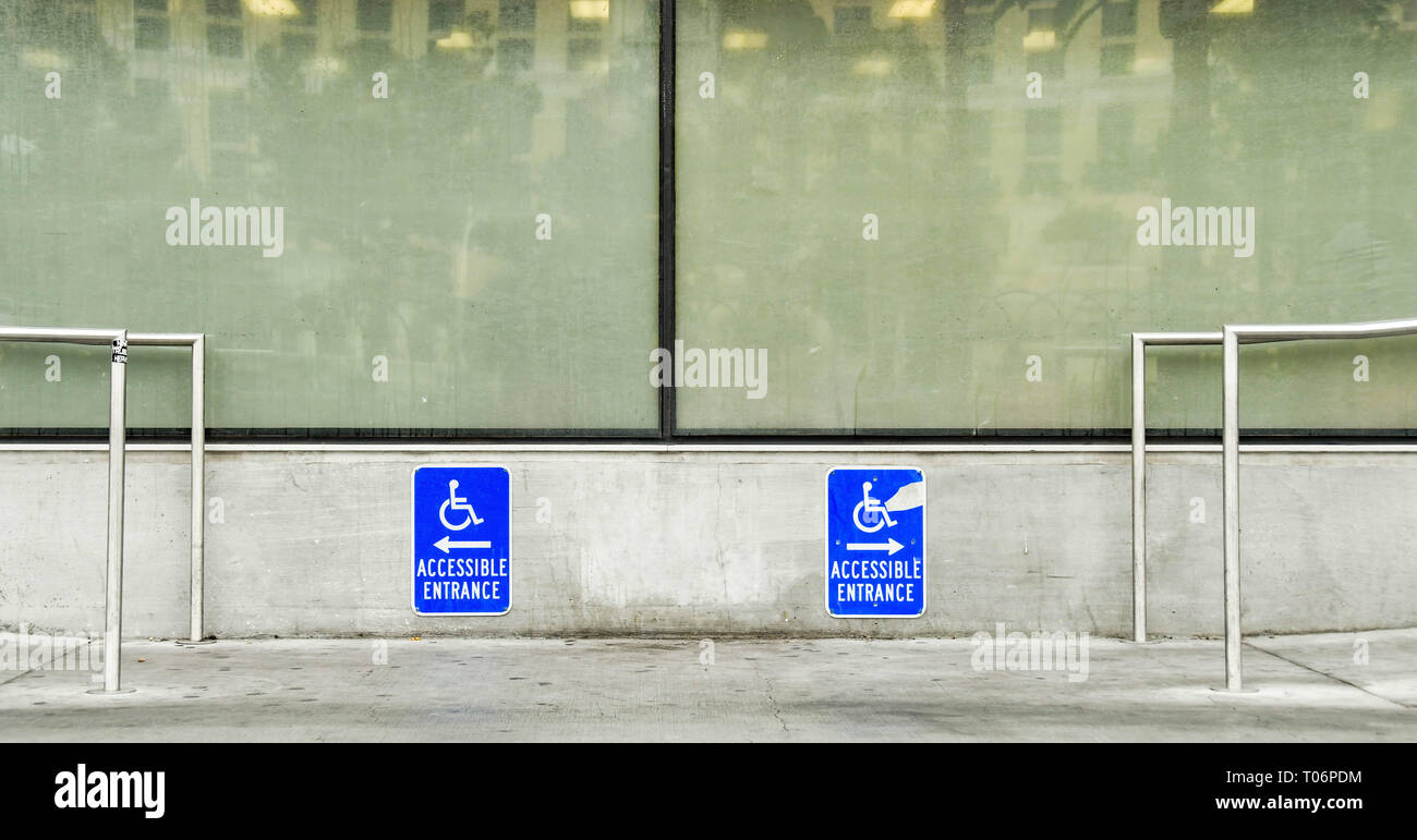 LAS VEGAS, NV, Stati Uniti d'America - Febbraio 2019: vista ravvicinata di segni che mostra il modo di una rampa per un ingresso accessibile a un negozio sulla Strip di Las Vegas. Foto Stock