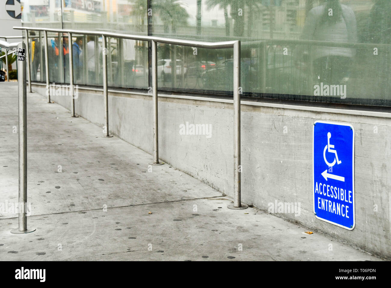 LAS VEGAS, NV, Stati Uniti d'America - Febbraio 2019: vista ravvicinata di un segno che mostra il modo di una rampa per un ingresso accessibile a un negozio sulla Strip di Las Vegas. Foto Stock