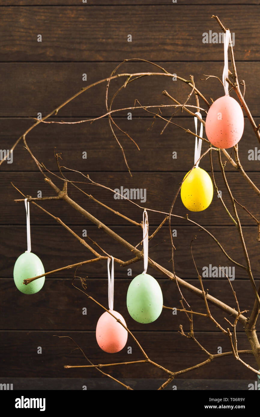 La Pasqua non reale uova sui rami in legno marrone con sfondo spazio copia Foto Stock