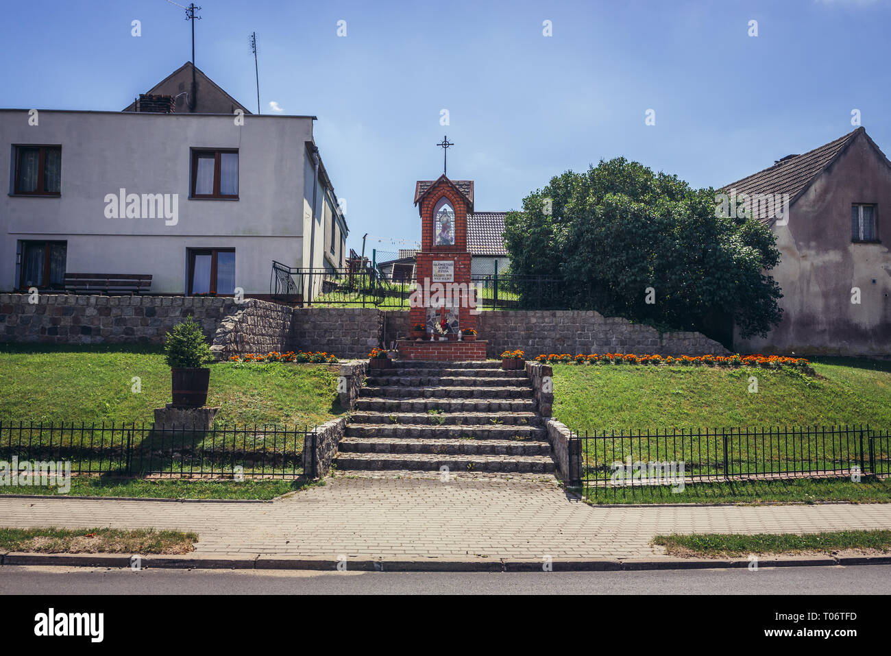 Santuario sul ciglio della strada nel piccolo villaggio Waglikowice Kashubia nella regione della Polonia Foto Stock