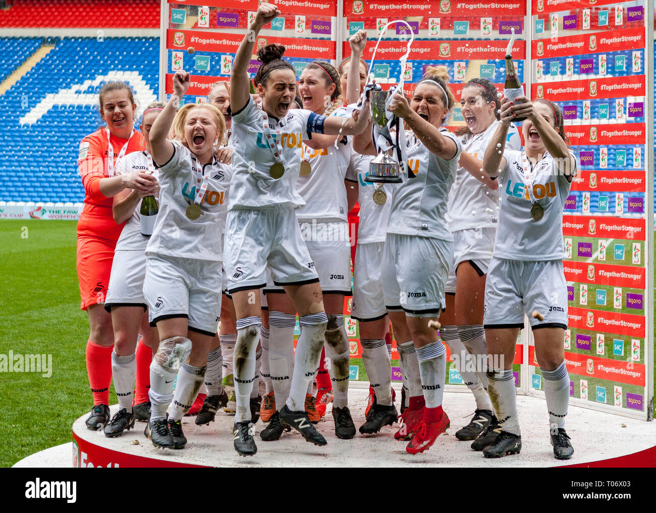 CARDIFF, Regno Unito, 15 aprile 2018. Swansea City Ladies celebrare dopo aver vinto la FAW Coppa UEFA femminile a seguito di una vittoria 2-1 sopra Cardiff City a t Foto Stock