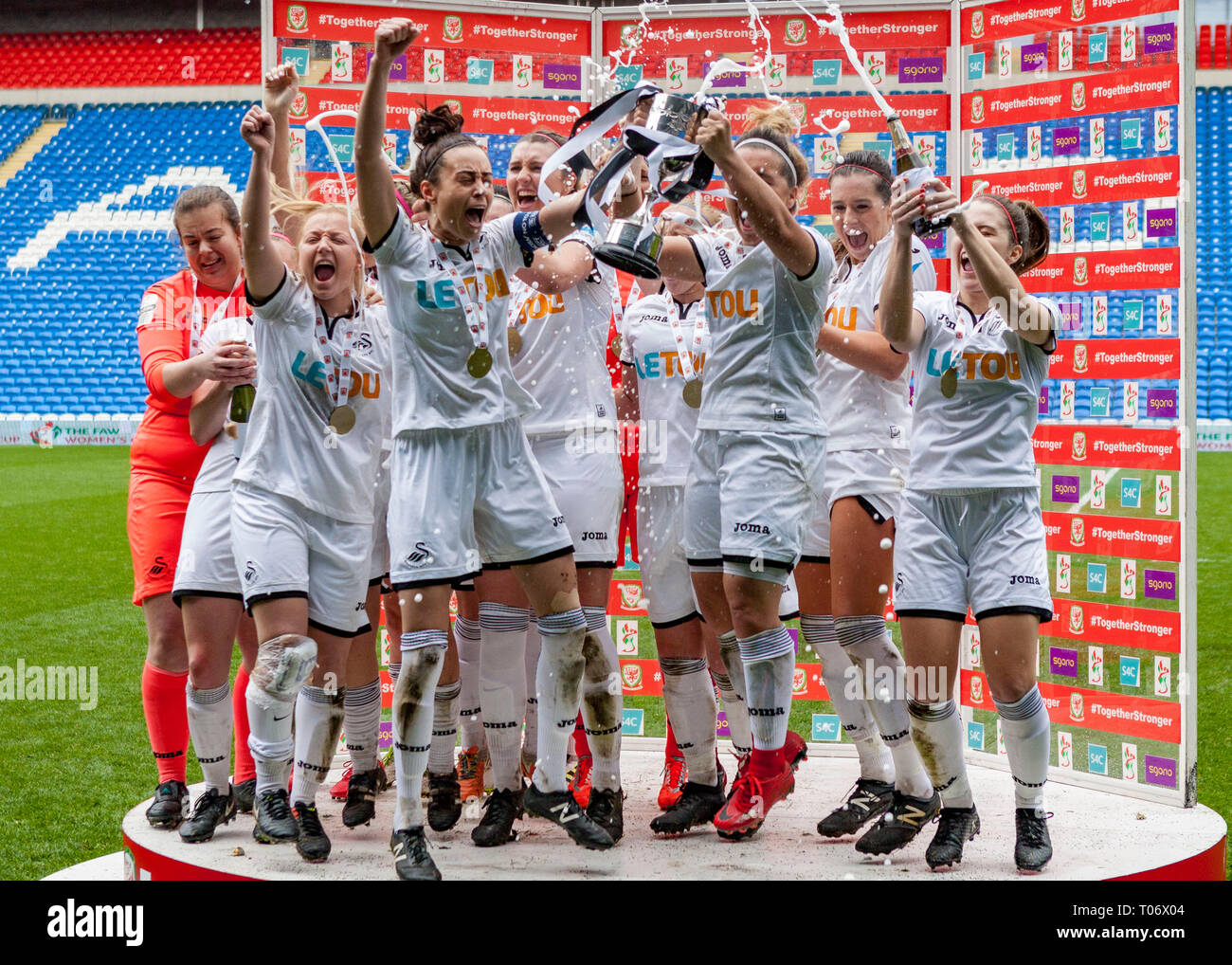 CARDIFF, Regno Unito, 15 aprile 2018. Swansea City Ladies celebrare dopo aver vinto la FAW Coppa UEFA femminile a seguito di una vittoria 2-1 sopra Cardiff City a t Foto Stock
