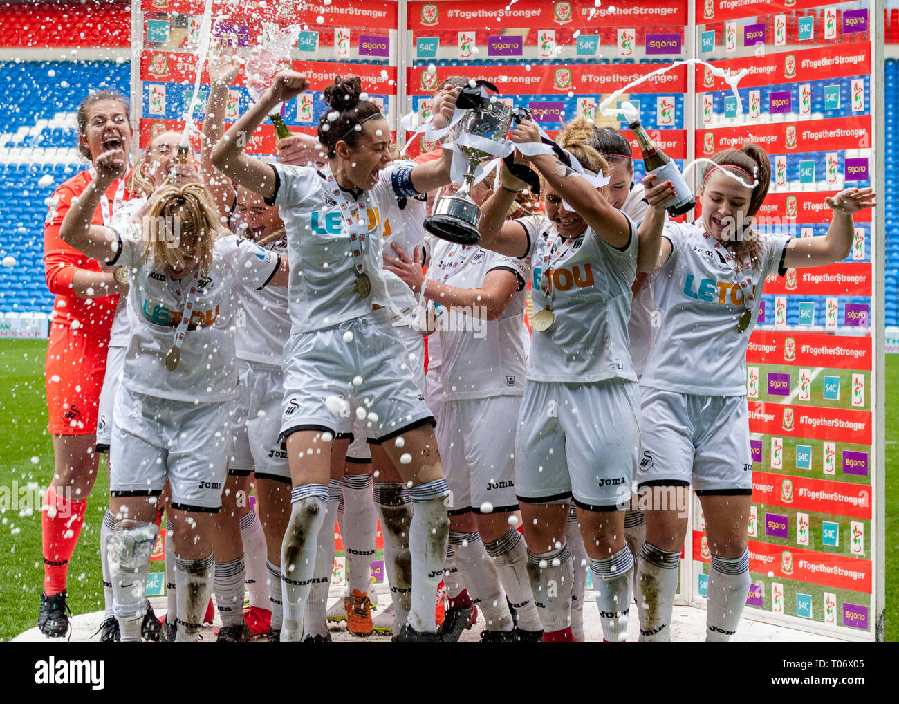 CARDIFF, Regno Unito, 15 aprile 2018. Swansea City Ladies celebrare dopo aver vinto la FAW Coppa UEFA femminile a seguito di una vittoria 2-1 sopra Cardiff City a t Foto Stock