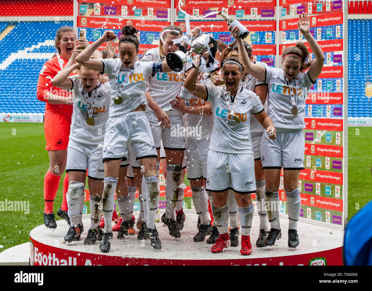 CARDIFF, Regno Unito, 15 aprile 2018. Swansea City Ladies celebrare dopo aver vinto la FAW Coppa UEFA femminile a seguito di una vittoria 2-1 sopra Cardiff City a t Foto Stock