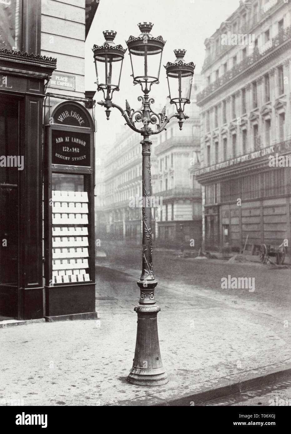 Oudry lampada stile stand con tre lampade su un angolo di strada di Parigi, vicino a Place de l' Opera, Paris, Francia. Foto Stock