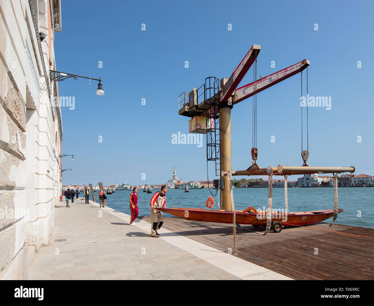 Le persone che si preparano a mettere una barca sul Canal Grande a Venezia, Italia Foto Stock