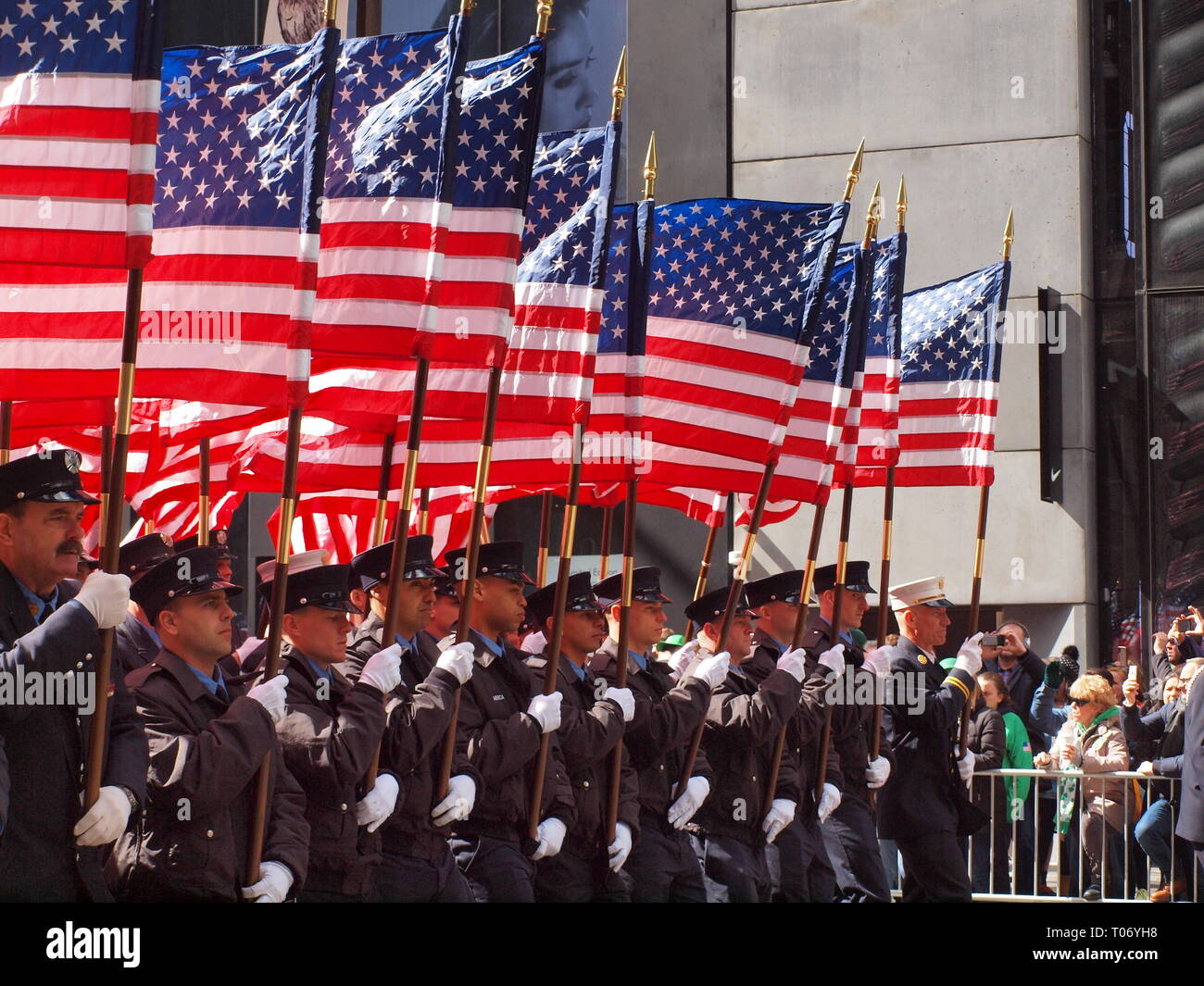 343 membri NYFD portando bandiere nordamericane che commemora i membri che sono stati uccisi il 9/11/01 attacchi terroristici su New York City. Foto Stock