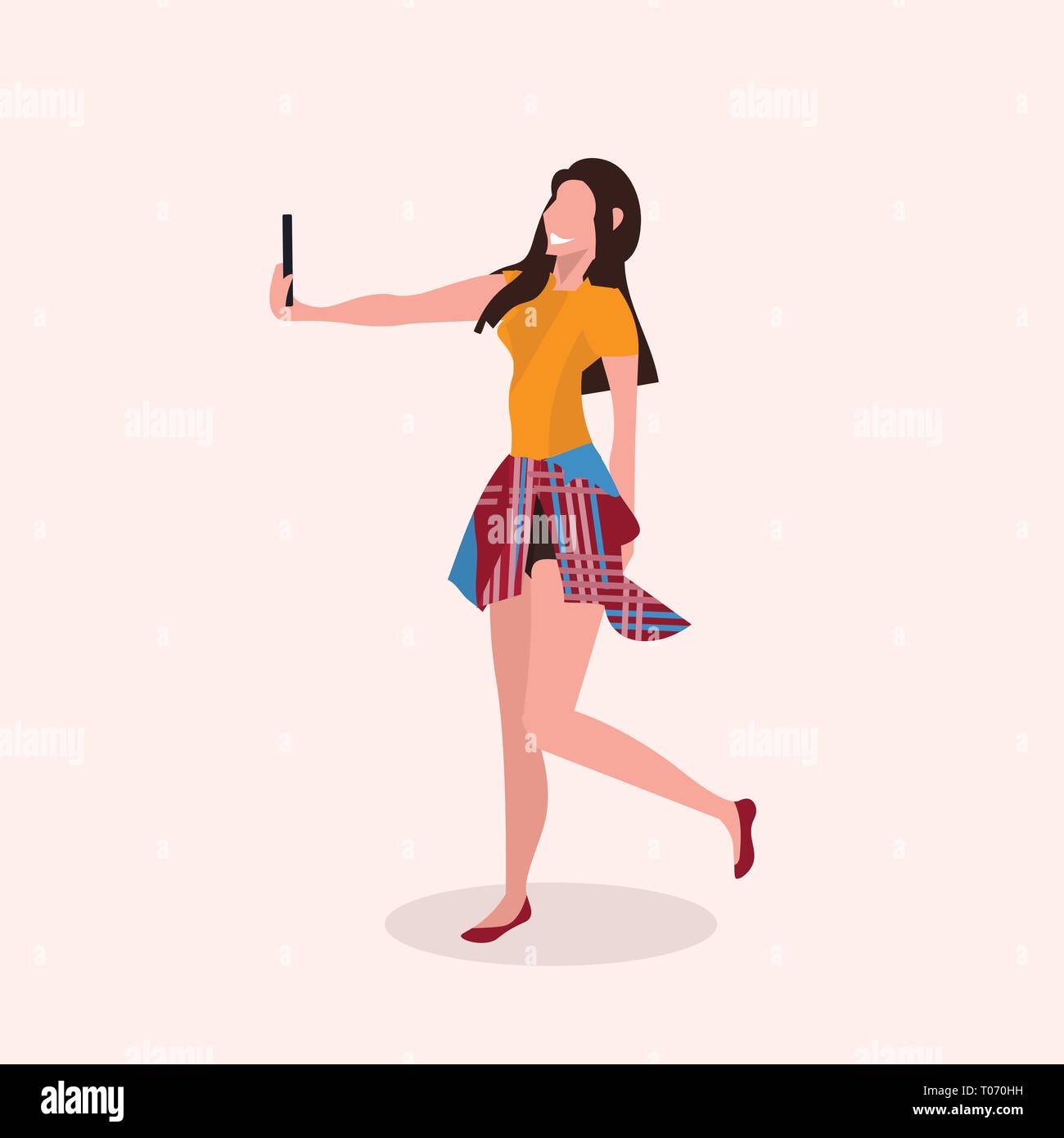 Donna prendendo selfie foto sulla fotocamera dello smartphone ragazza in posa e sorridente femmina personaggio dei cartoni animati a piena lunghezza flat Illustrazione Vettoriale