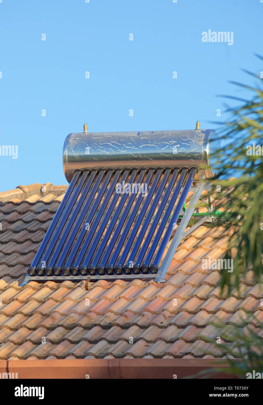 Riscaldamento di acqua solare sistema su un tetto in Thailandia Foto Stock