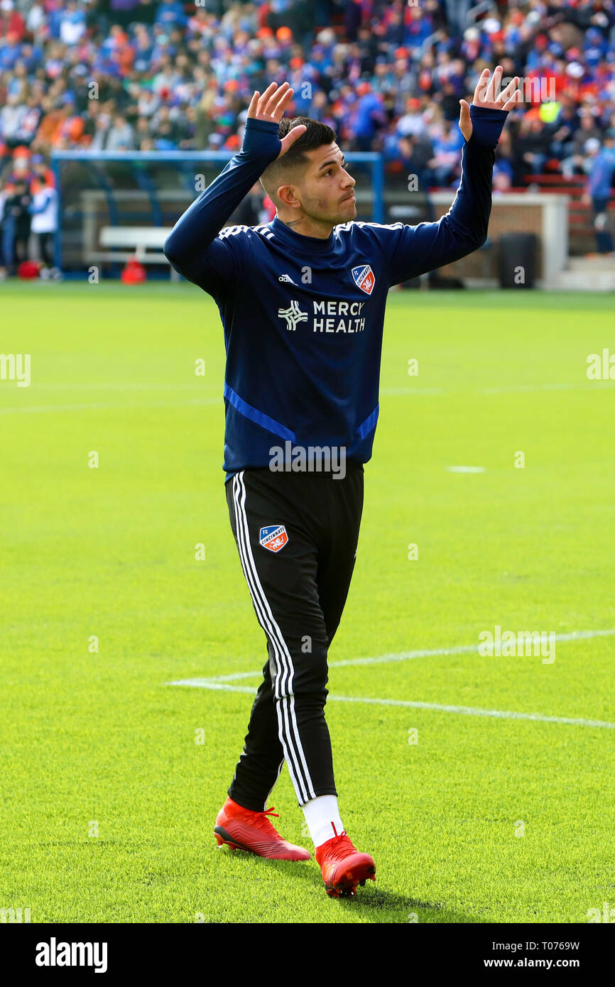 Cincinnati, Ohio, Stati Uniti d'America. Xvii Mar, 2019. FC Cincinnati player Emmanuel Ledesma onde ai tifosi prima di una sequenza di lunghezza massima MLS partita di calcio tra FC Cincinnati e Portland a Nippert Stadium di Cincinnati, Ohio. Kevin Schultz/CSM/Alamy Live News Foto Stock