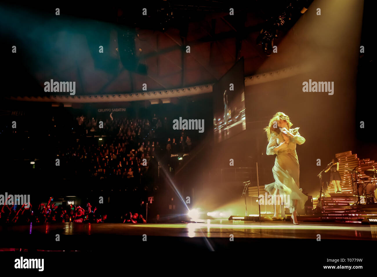 Bologna, Italia. Il 17 marzo 2019. Firenze + la macchina eseguire nella loro prima data del tour in Italia. Firenze + la macchina sono ora per il loro nuovo 'alta come speranza Tour'. Luigi Rizzo/Alamy Live News Foto Stock